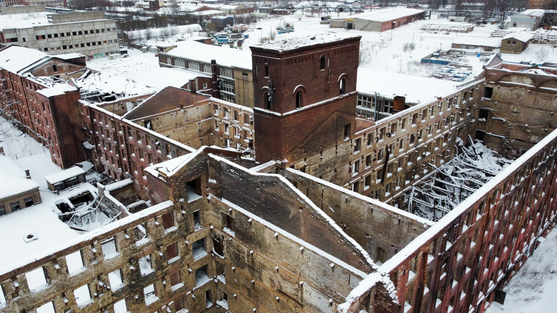 Разруха под снегом: как выглядит сгоревшая «Невская мануфактура» Алексея Устаева