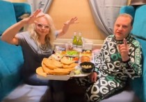 Народная артистка России Лариса Долина, которая недавно потрясла поклонников, похудев на 21 килограмм, выложила в своем Instagram видео из купе поезда с чебуреками и жареными пирожками