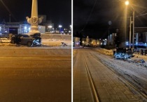 Около двух часов ночи 26 декабря в Томске на площади Ленина, возле дома №12а произошло ДТП: одним его участником стал автомобиль Mazda 6, а вот второй автомобиль полиции найти пока не удалось.