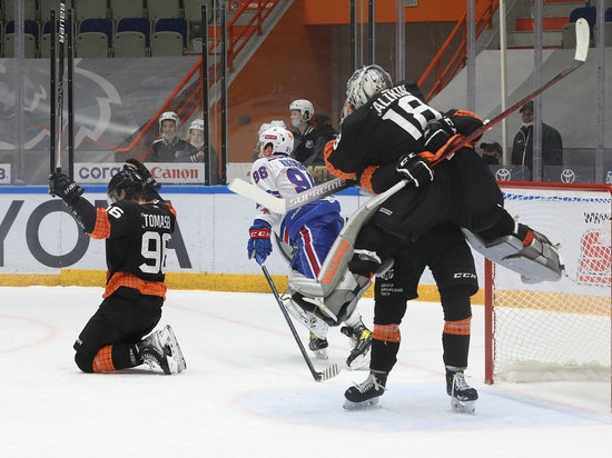 Хабаровский «Амур» на своем льду переиграл СКА из Санкт-Петербурга со счетом 3:2
