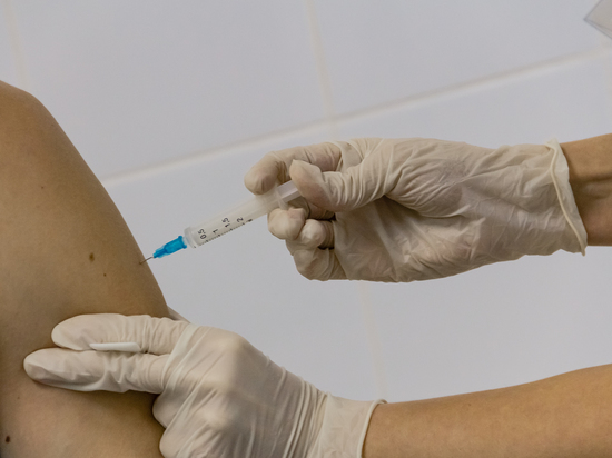 Вирусолог Альтштейн назвал невозможной вакцинацию 100% россиян