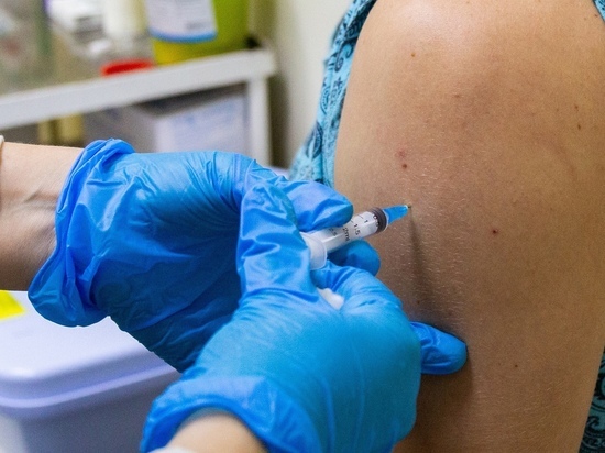 Вирусолог заявил, что невозможно вакцинировать 100% россиян