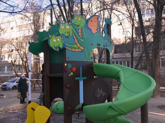 В Астрахани продолжают благоустройство детского городка «Русь былинная»