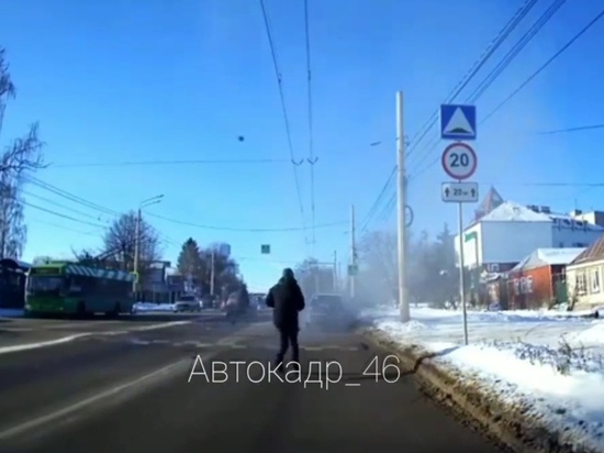 В Курске на улице Пучковка водители тушили горящую машину