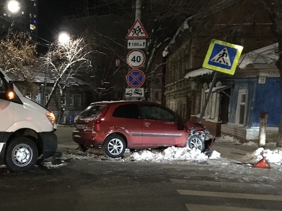 Около прокуратуры Саратовской области маршрутное такси попало в ДТП