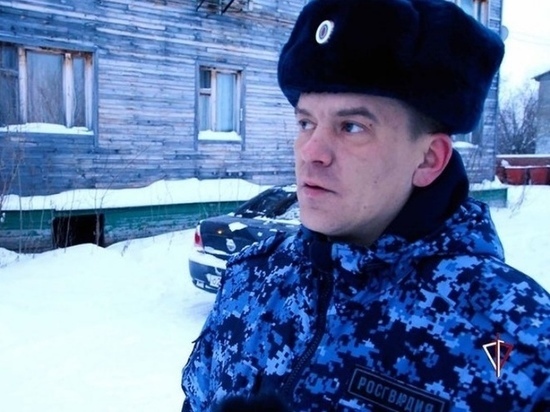 Пробирался сквозь дым на ощупь: на Ямале росгвардеец спас пожилую женщину из пожара