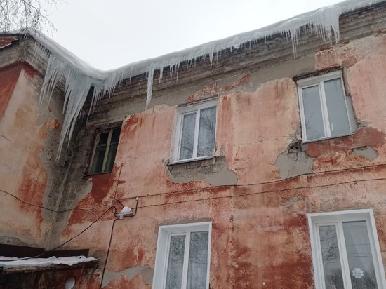Новосибирцы пожаловались на опасные сосульки на Первомайке