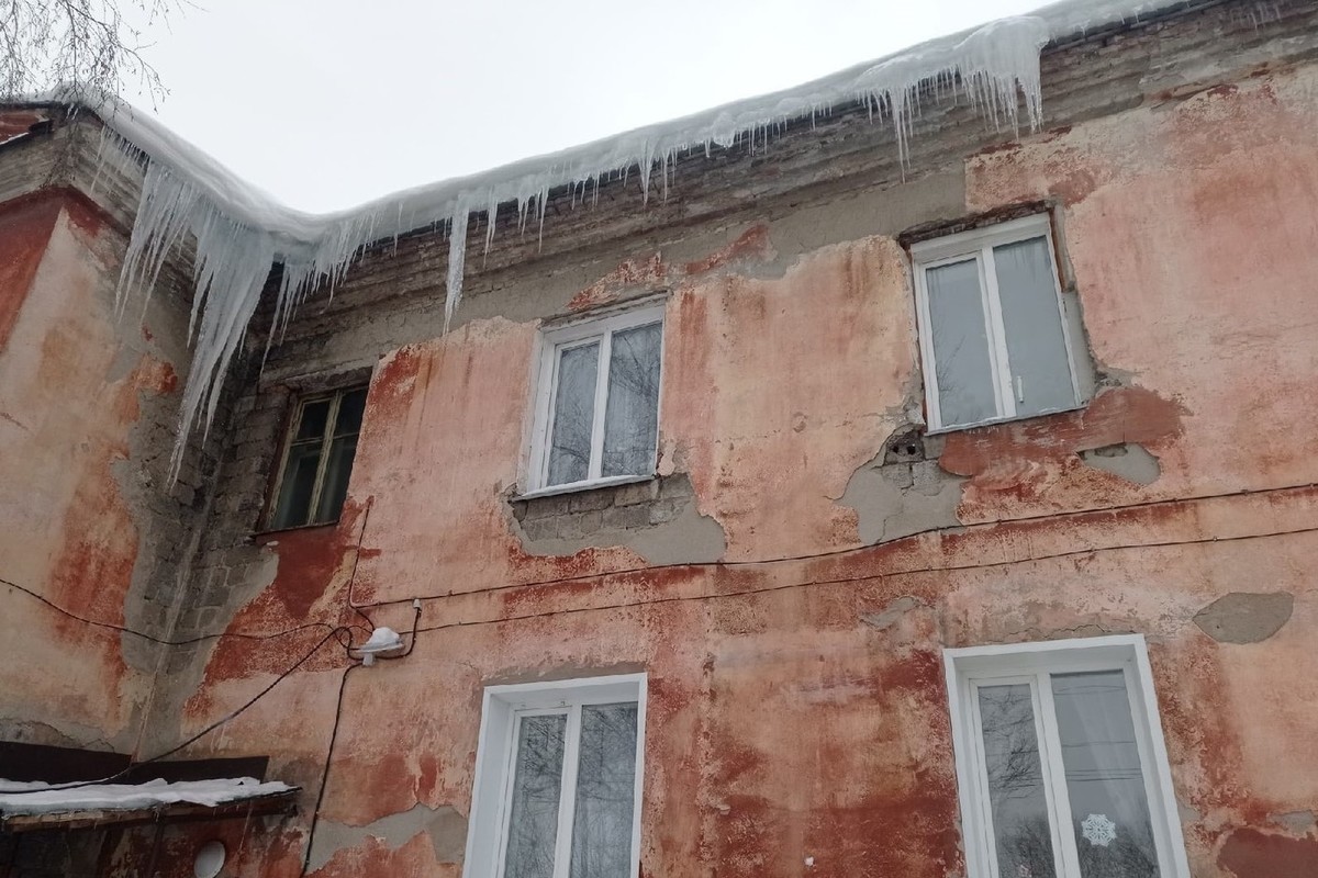 Новосибирцы пожаловались на опасные сосульки на Первомайке - МК Новосибирск