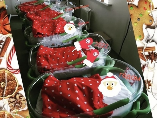 Жителям Улан-Удэ вручают новорожденных Дедов Морозов