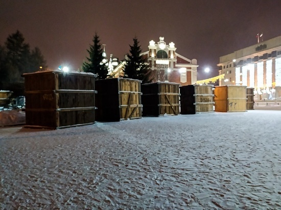 В Первомайском сквере Новосибирска установили заготовки для скульптур из снега