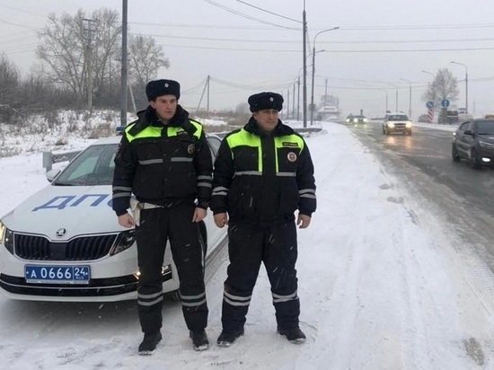 Инспекторы ДПС спасли женщину из горящего дома в Красноярском крае