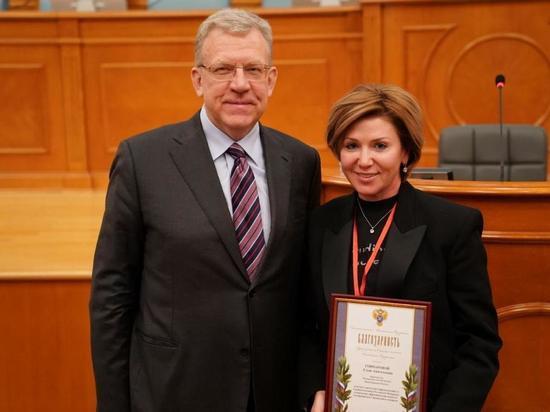 Глава КСП Новосибирской области получила почетную грамоту из рук Кудрина