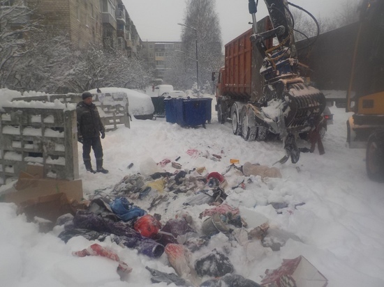    В Петрозаводске ликвидируют стихийные свалки возле контейнерных площадок