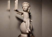 Скульптуру ангелочка, который делает селфи напротив базилики Святой Екатерины в Петербурге, снимут сотрудники Комитета по транспорту. Фигурка не была согласована со Смольным.