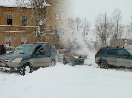 Военные вытащили из снега под Новосибирском машину с замерзающей автоледи