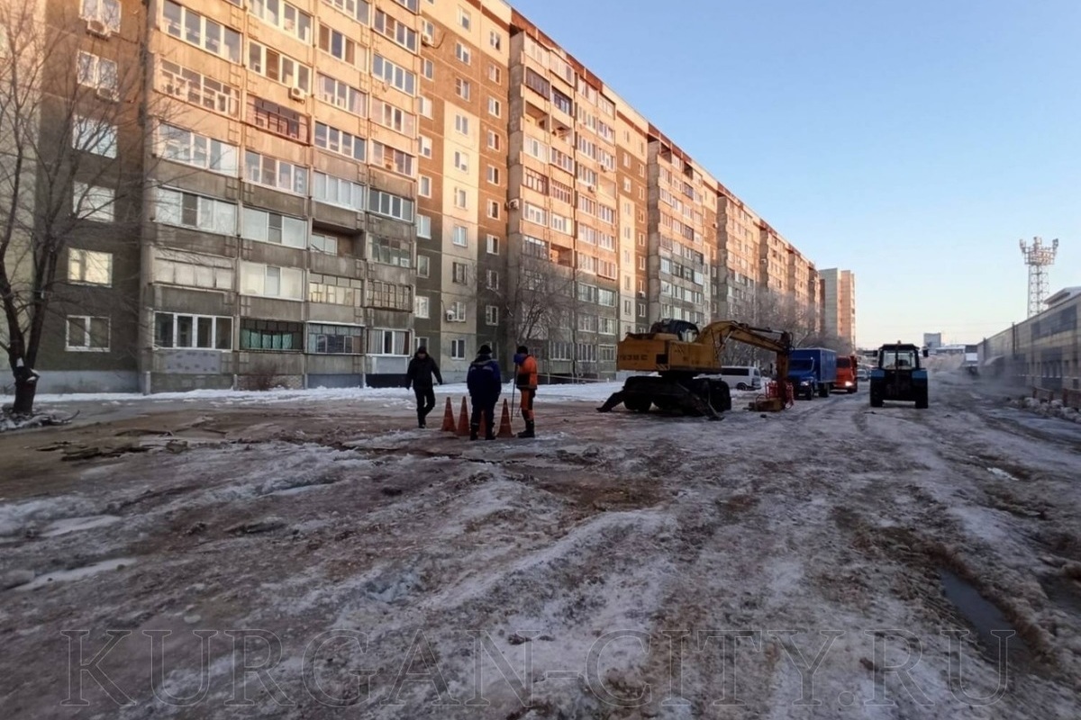 Ночью в Кургане затопило двор: 9 домов и поликлиника без ХВС - МК  Екатеринбург