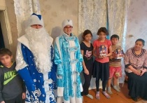 В Новоалтайске Дед мороз и Снегурочка из местного управления УФСИН поздравили детей осужденных с Новым годом