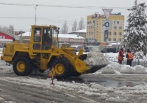 Сложные погодные условия, снегопад и гололедица сделали дороги столицы ДНР т труднопроходимыми
