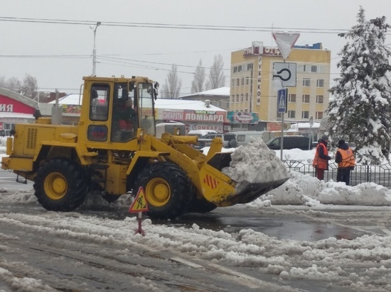 Дороги в Донецке активно чистят от снега
