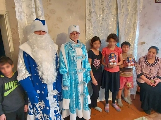 На Алтае Дед Мороз из тюрьмы поздравил детей осужденных родителей