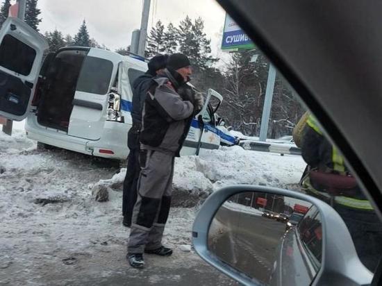 Патрульный автомобиль полиции попал в ДТП с грузовиком в Новосибирске