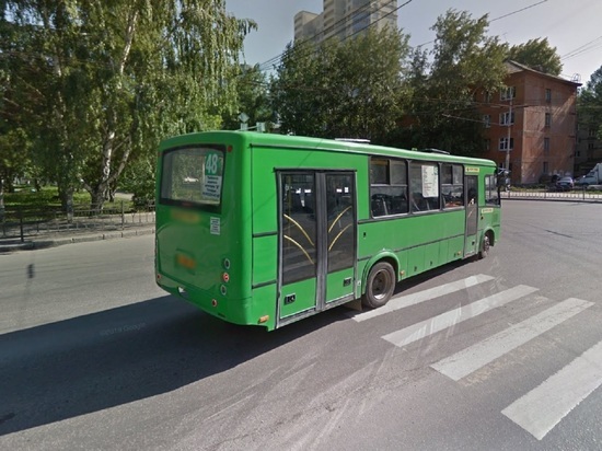Автобус смял автомобиль Citroen на Сулимова в Екатеринбурге