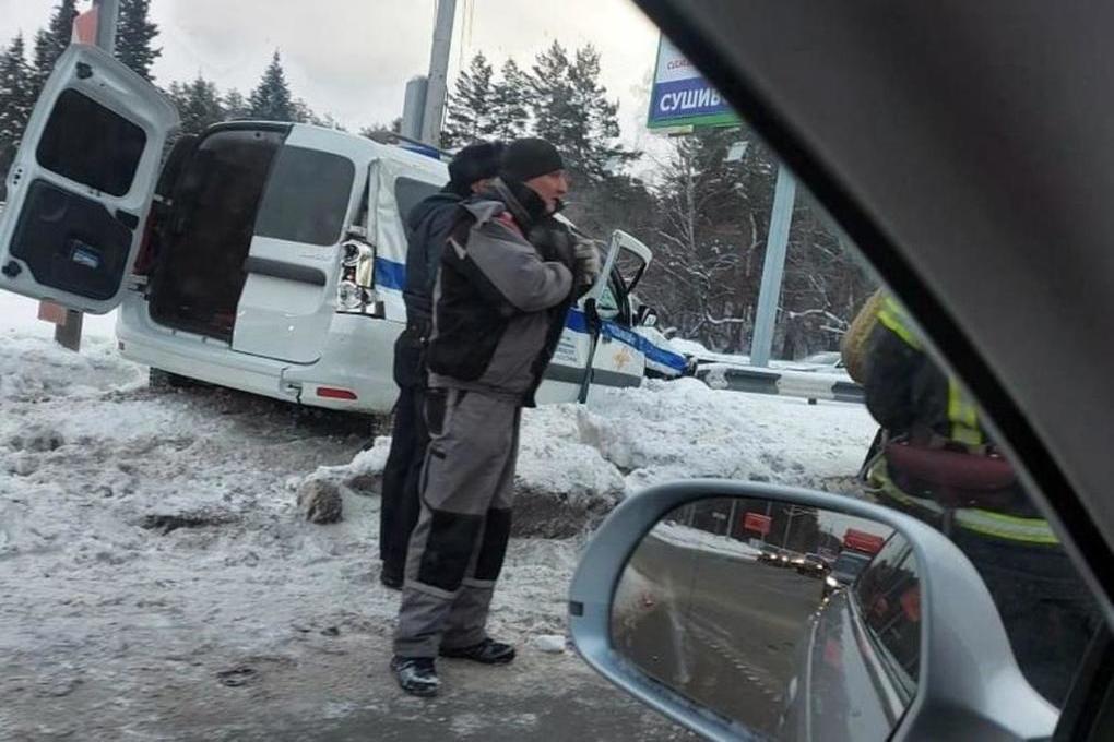 Полиция разбилась. Новосибирск полиция АСТ 54. ДТП на Бердском шоссе Новосибирск 26 октября 2017. Новосибирск фура столкнулась с машинами. Авария в Строителе вчера.