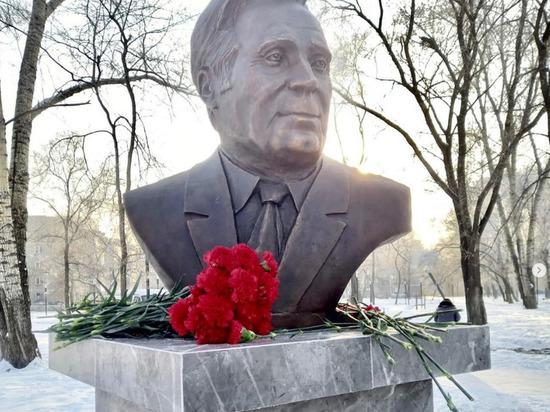 Памятник легендарному металлургу установили в новокузнецком сквере имени Кузнецова