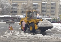 Во вторник 28 декабря снегопад заблокировал движение по трассе между Донецком и Макеевкой, в связи с чем власти города приняли решение ограничить движение грузового транспорта по этому участку дороги