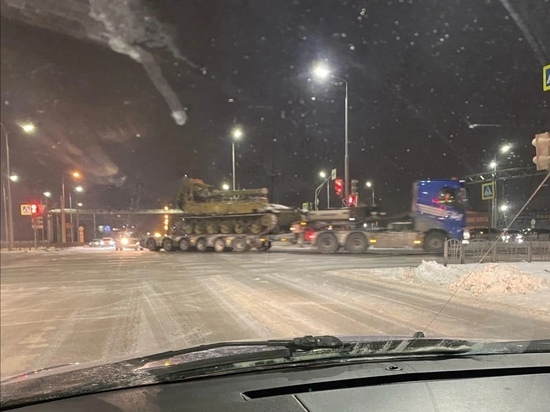 Ночью по улицам Омска перегоняли неизвестно чью военную технику