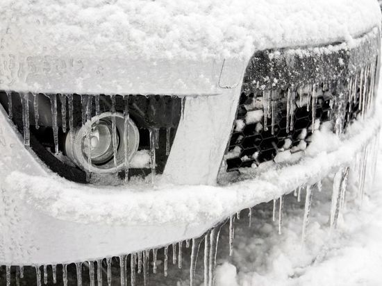 Машины вмерзли в лед из-за прорыва трубы на Южном шоссе