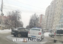 На улице Татарской в Рязани Mazda столкнулась с машиной Росгвардии