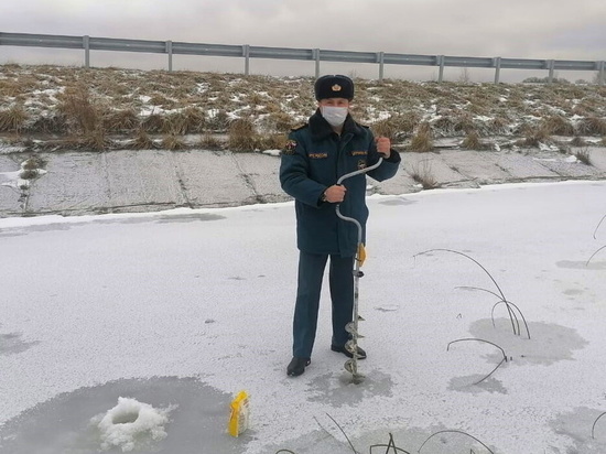 Толщину льда на смоленских водоемах к 28 декабря измерили в МЧС