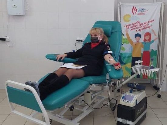 Курские полицейские-доноры сдали 10 литров крови