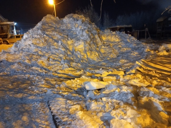 В Лабытнанги коммунальщики велели ямальцу убрать авто и обрушили на парковку гору снега
