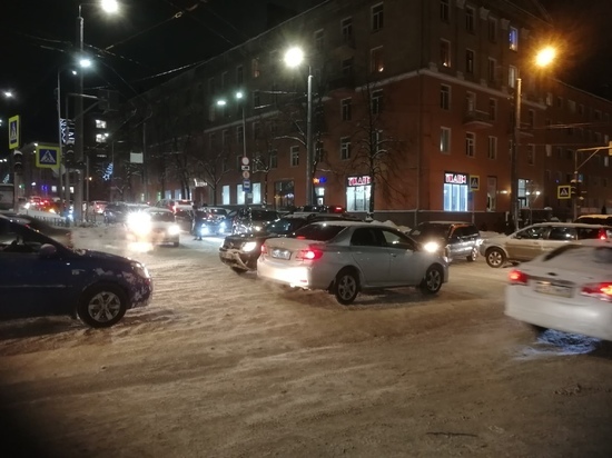 Водителям в центре Петрозаводска пришлось несладко из-за светофора