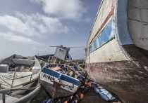 Лодка с нелегальными мигрантами затонула близ берегов района Урла в турецком Измире, два человека погибли, 24 спасены, сообщает издание Hurriyet
