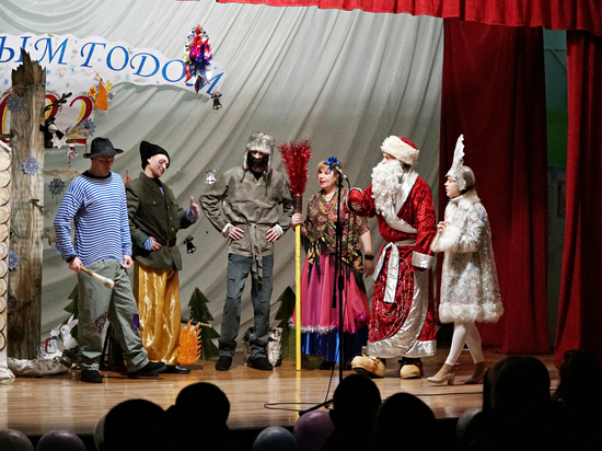 Алтайские осужденные поставили спектакль «Новогодний переполох»