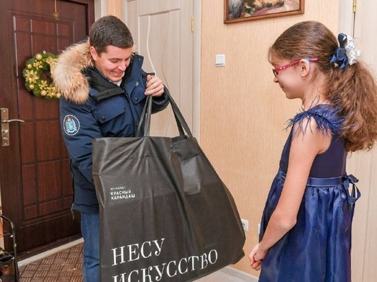 Девочка из Салехарда получила в подарок от главы ЯНАО набор для творчества