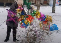 Жители Рубцовска решили необычным способом обратить внимание на открытый канализационный люк, украсив его к Новому году