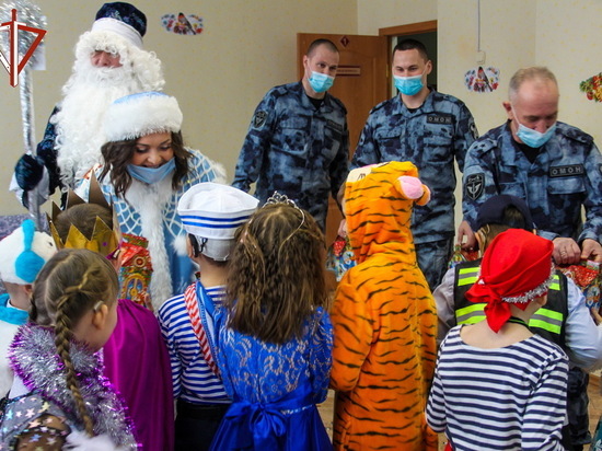 В Марий Эл детей поздравил Дед Мороз специального назначения