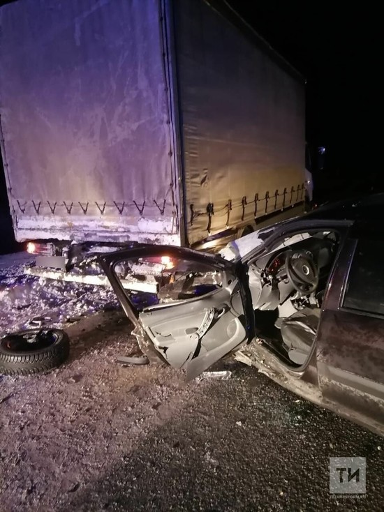 В Татарстане на трассе легковое авто въехало под грузовик