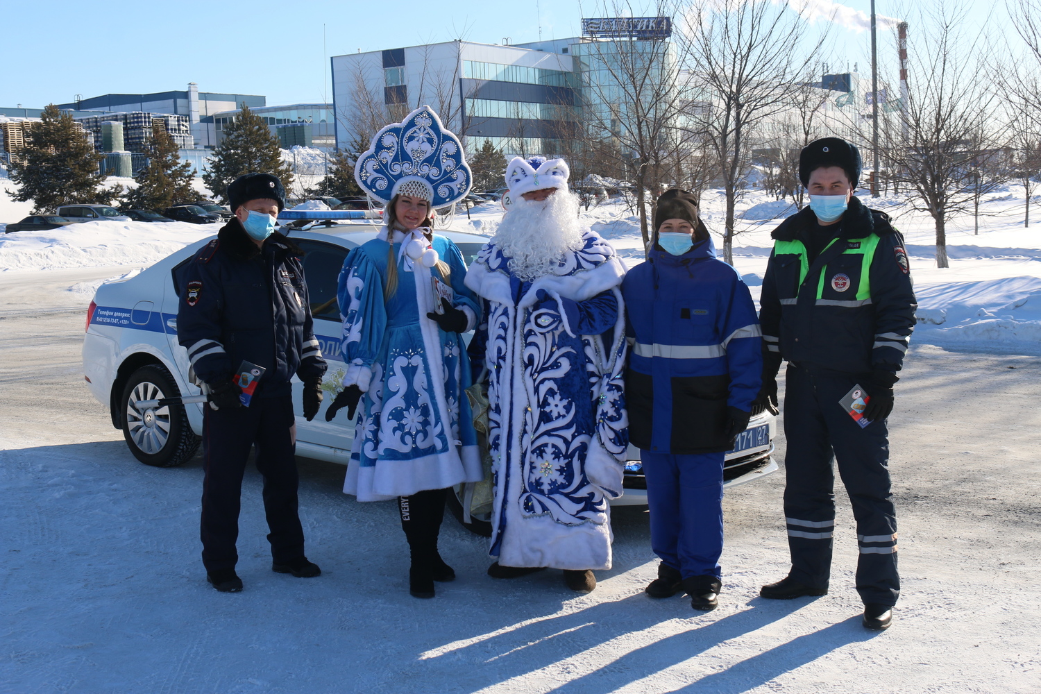 Дед Мороз и Снегурочка поздравили водителей в Хабаровске