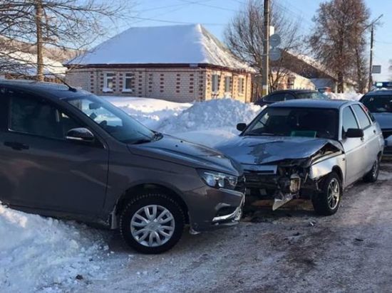 Две легковушки столкнулись в Башкирии – оба водителя пострадали