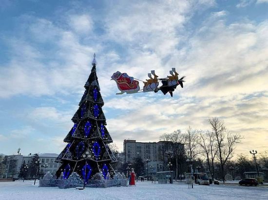 Дед Мороз на воздушном шаре пролетел над Южно-Сахалинском