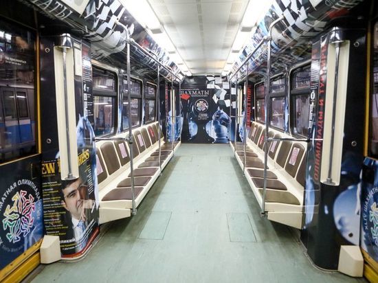 Поезд следует «ладьей»: в столичном метро появился первый в мире шахматный состав