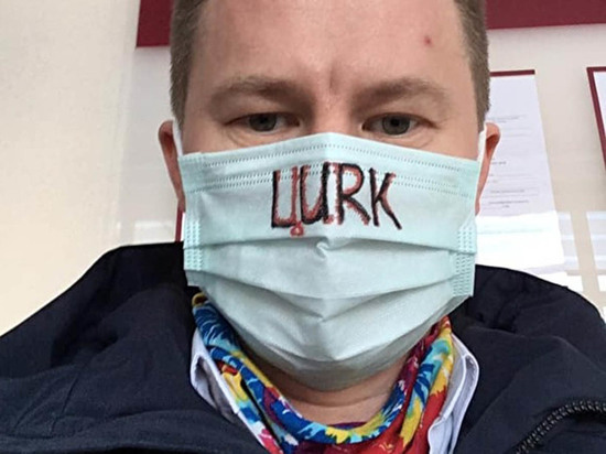 На Урале судья попросила наказать адвоката за маску с надписью