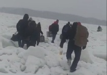 В Красноярском крае десятки человек вышли на лед Енисея, чтобы добраться из Енисейска в поселок Подтесово