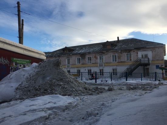 На улице Профсоюзов закрыли канализационный люк после жалобы мурманчан