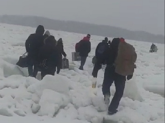 Вахтовики перешли Енисей по льду в районе поселка Подтесово в Красноярском крае